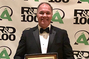 Dr. Rick Hapanowicz accepts the R&D 100 award for Quantum Design. Dr. Rick Hapanowicz accepts the R&D 100 award for Quantum Design.